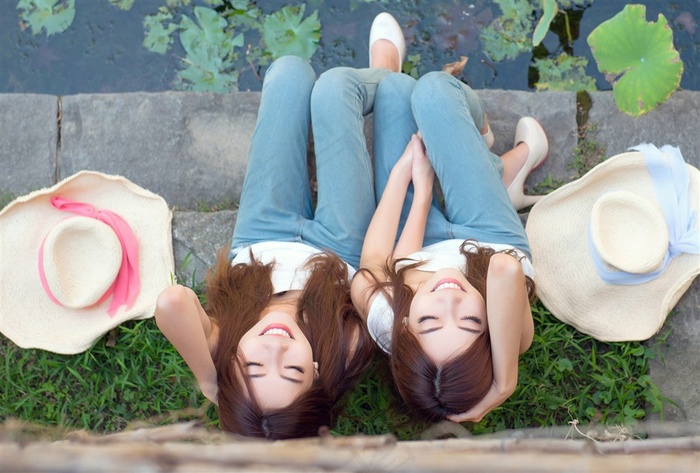 直男被扒开双腿狂