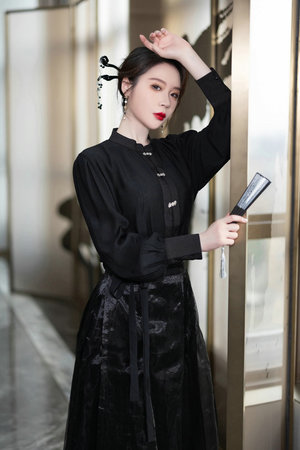 和女友闺蜜在帐篷里做hh